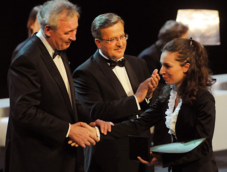 Yulianna Avdeeva receive the 1st prize from Waldemar Dąbrowski and President Bronisław Komorowski, fot. Eugeniusz Helbert/Forum